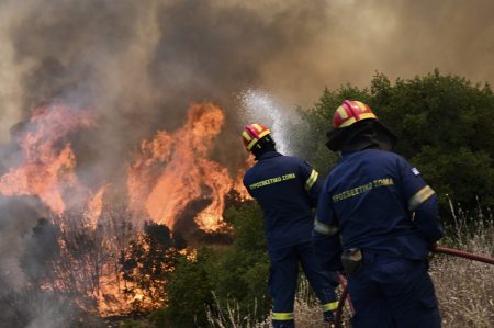 Φωτιά στην Ηλεία: Σε κέντρα φιλοξενίας οι κάτοικοι που έφυγαν από τα σπίτια τους