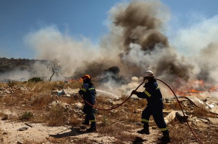 Φωτιά στη Βάρης-Κορωπίου: Εκκενώνονται Λαμπρικά, Κίτσι – Έκλεισε έξοδος της Αττικής Οδού