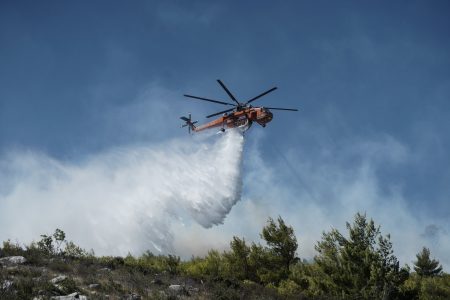 Φωτιά στο Μαρκόπουλο – Στη μάχη με τις φλόγες και εναέρια μέσα