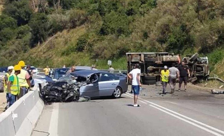 ΕΟ Πατρών-Πύργου: Δύο νεκροί από σύγκρουση οχημάτων με νταλίκα