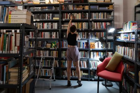 We Need Books: Σε μια βιβλιοθήκη στην Κυψέλη θα βρεις βιβλία σε 60 διαφορετικές γλώσσες