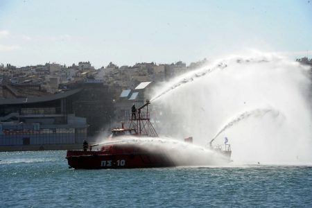Φωτιά σε φορτηγό πλοίο στη Δραπετσώνα