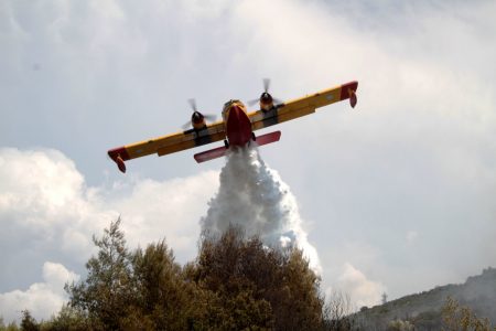 Ναυπακτία: Σε εξέλιξη φωτιά – Canadair προσέκρουσε σε δέντρο