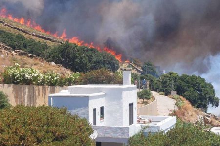 Άνδρος: Μαίνεται η φωτιά, ισχυροί άνεμοι – Εκκενώθηκαν 4 οικισμοί