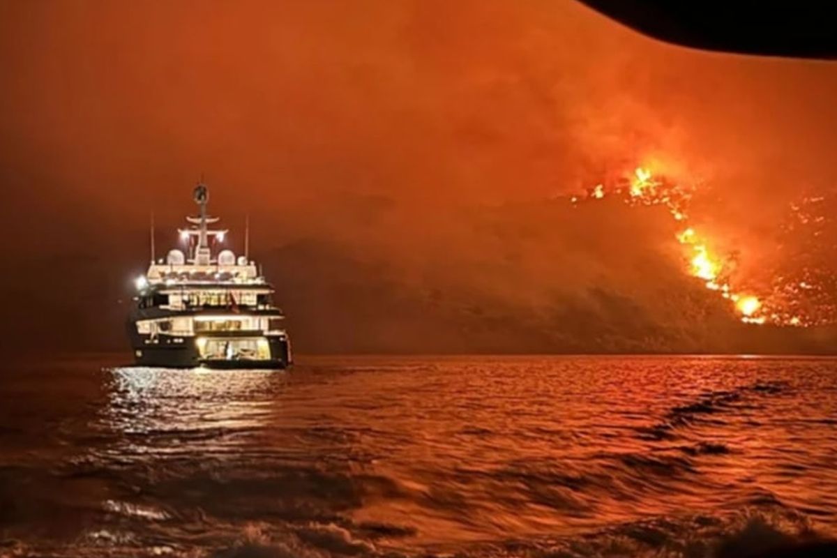 Ύδρα: Οργή για τη φωτιά – Πέταξαν πυροτεχνήματα από σκάφος