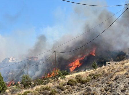 Φωτιά τώρα στο Τρίλοφο Θεσσαλονίκης – Καίγονται σπίτια