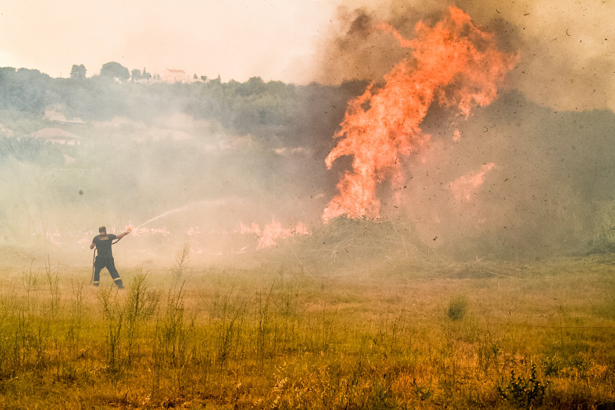«Στάχτη» πάνω από 30.000 στρέμματα σε 12 ώρες από τη φωτιά στην Αχαΐα