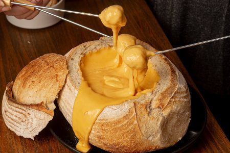 Η μακροζωία βρίσκεται σε ένα κομμάτι τυρί – Τι αποκαλύπτει έρευνα
