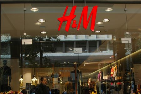 H&M: Πτώση κάτω από το στόχο στα κέρδη – «Απειλή» από Zara και Shein
