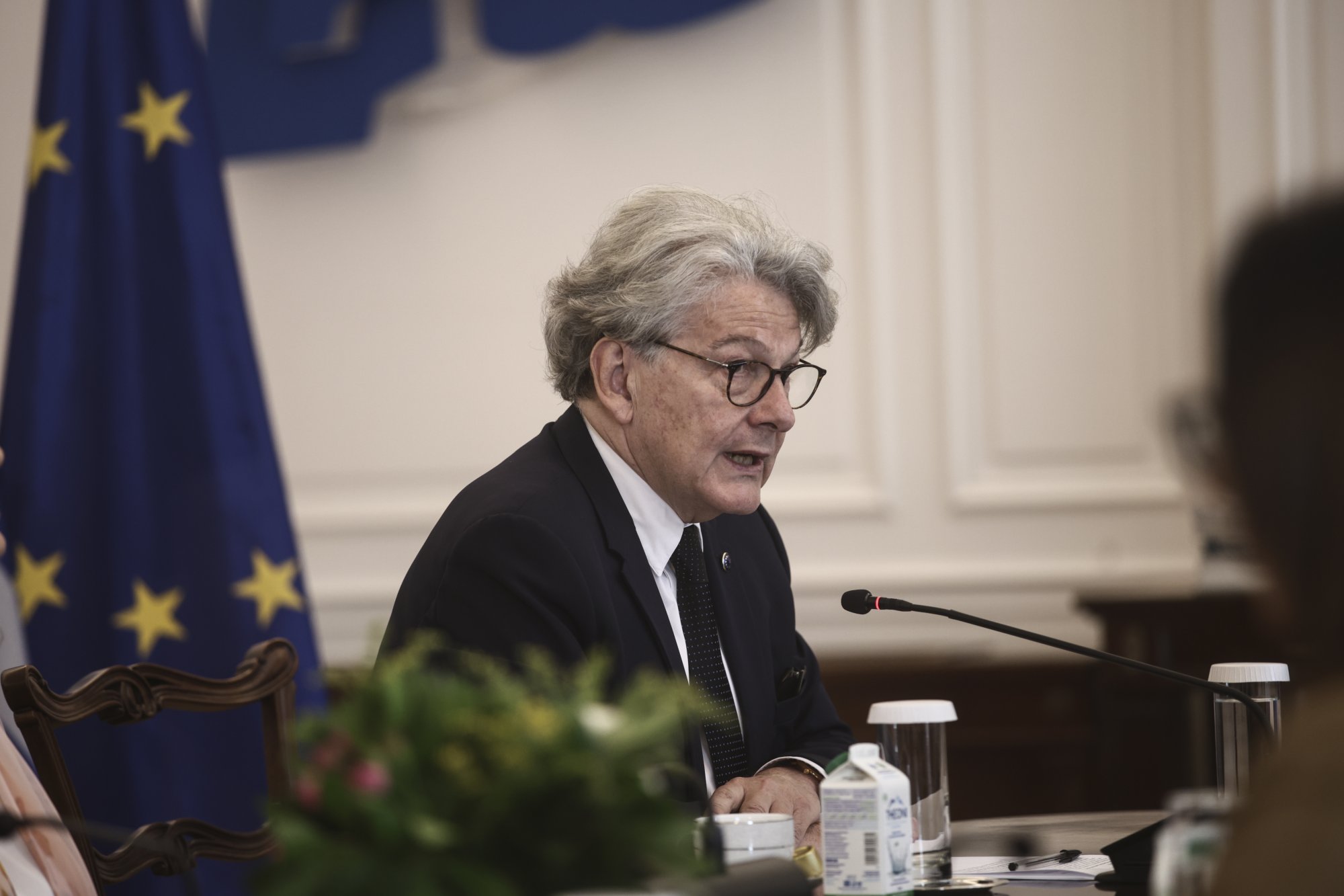 Γαλλία: Ο Μακρόν θέλει να διατηρήσει τον Μπρετόν στη θέση του Επιτρόπου