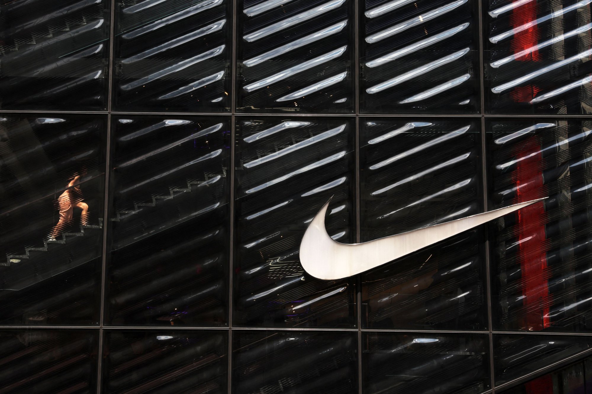 Nike: Γιατί κατρακυλούν οι πωλήσεις –  Οι κινήσεις που της στοίχισαν