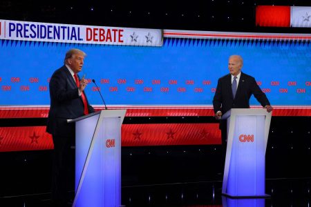 Μπάιντεν vs Τραμπ: Debate δίχως χειραψία, με κατηγορίες και προσβολές