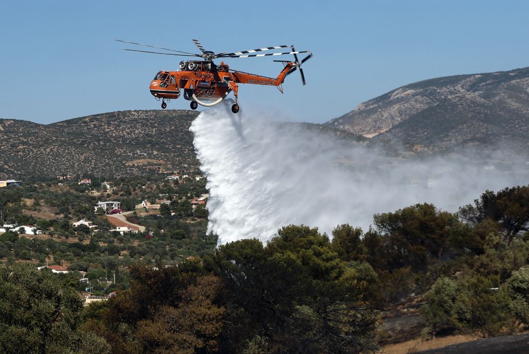 Φωτιά στον Ασπρόπυργο – Επί ποδός η πυροσβεστική – Σηκώθηκε ελικόπτερο