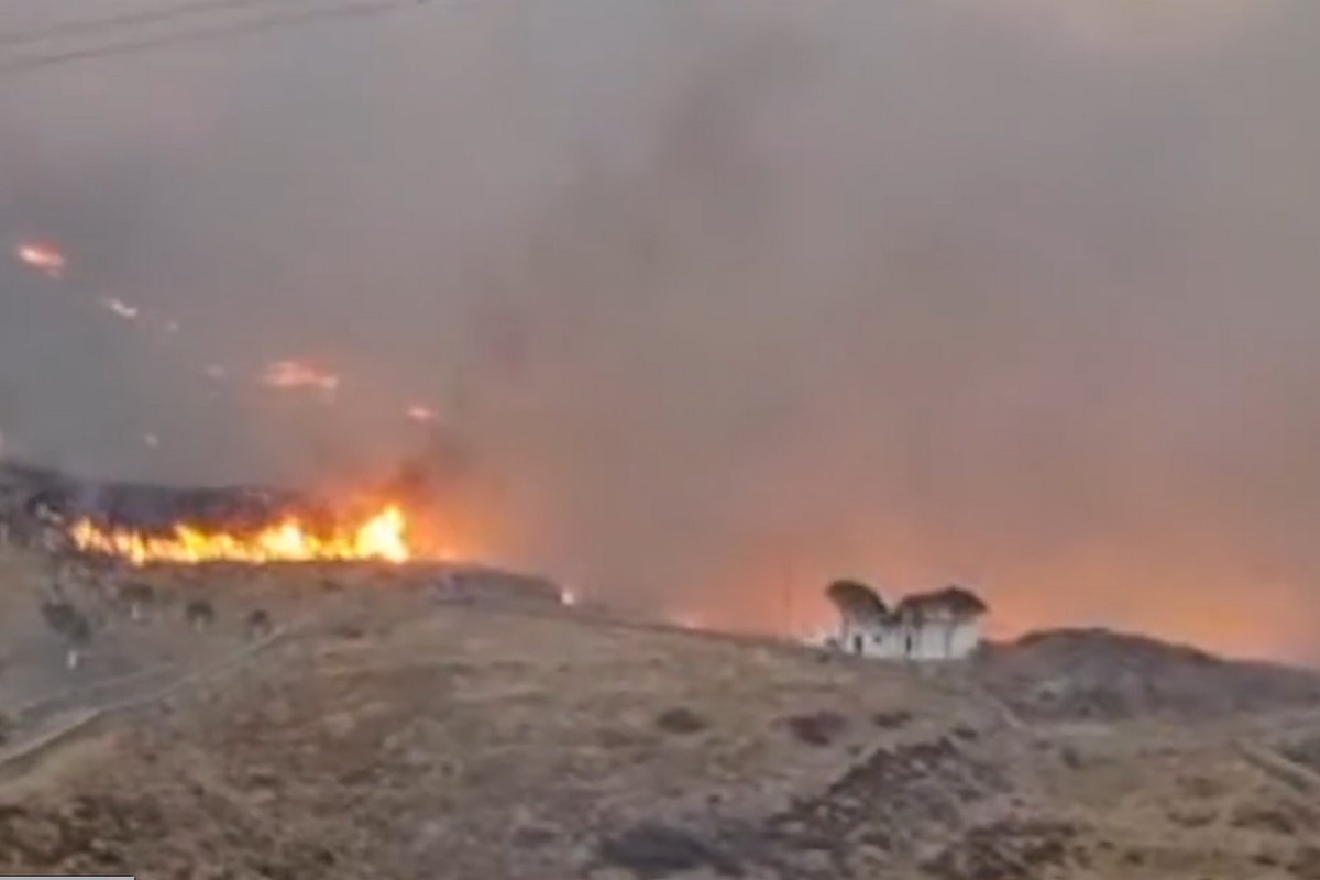 Φωτιά στη Σέριφο: Νύχτα αγωνίας στο νησί – Καίει ανεξέλεγκτη η φωτιά