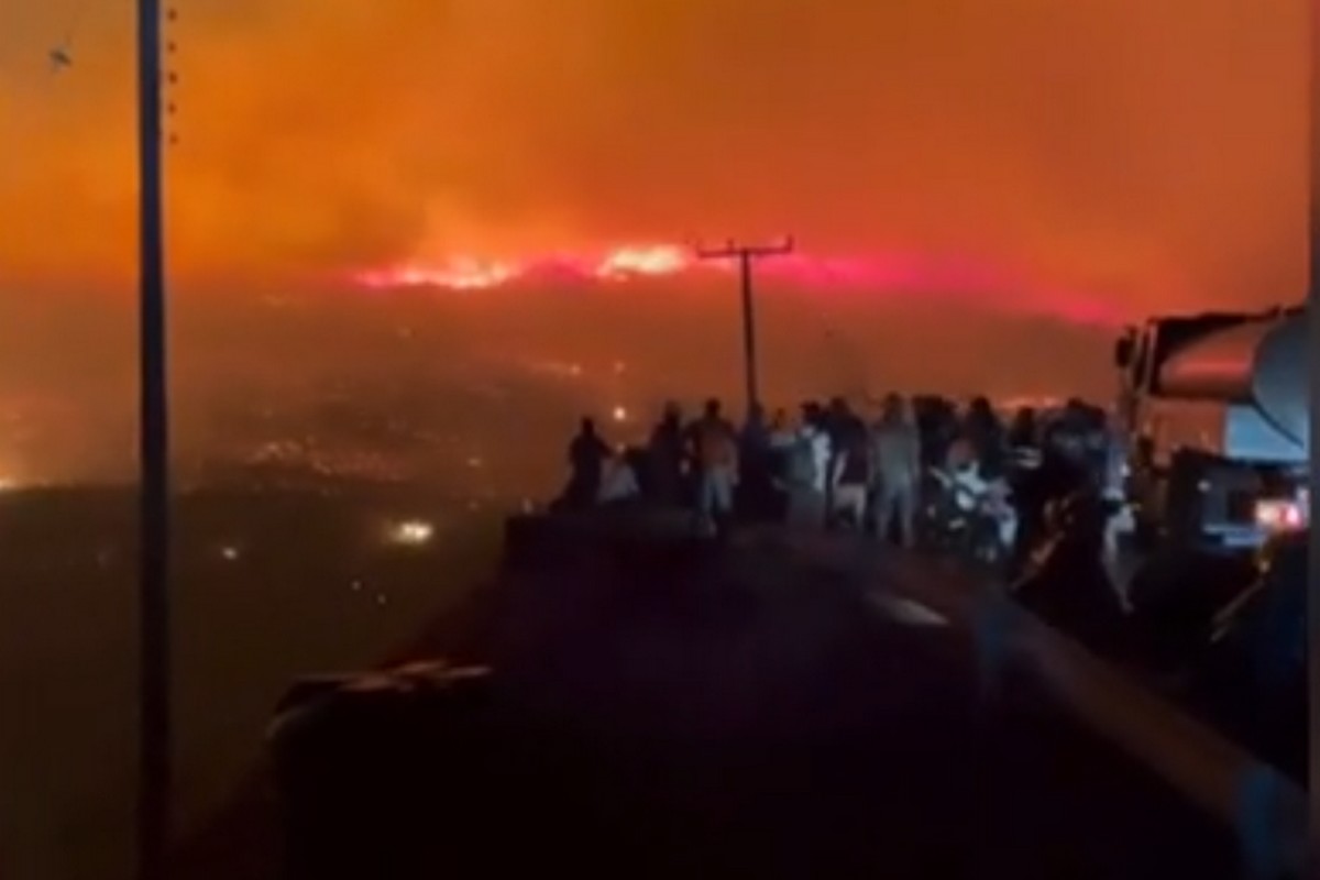 Φωτιά στη Σέριφο: Στις φλόγες σχεδόν όλο το νότιο τμήμα – Ολονύκτια μάχη