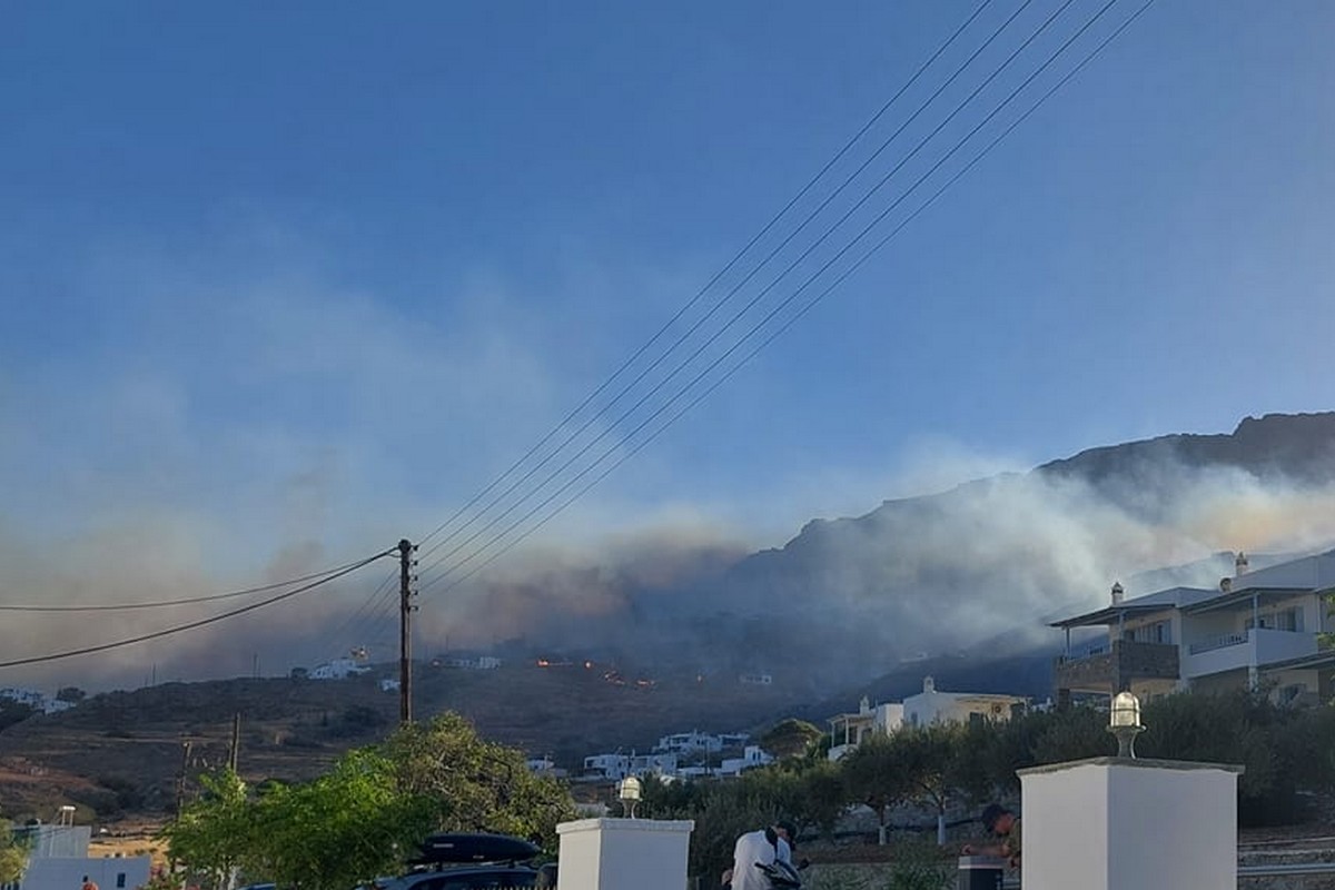 Φωτιά στη Σέριφο: Κοντά στα σπίτια οι φλόγες – Εστάλη μήνυμα από το 112