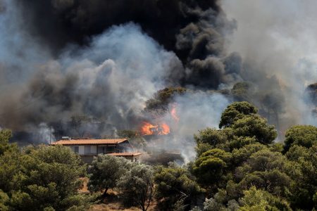 Σε κλοιό φωτιάς η χώρα: Πύρινα μέτωπα στην Αττική και σε όλη την Ελλάδα