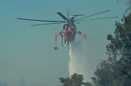 Φωτιά τώρα στην Κω: Στη μάχη με τις φλόγες ελικόπτερα και εθελοντές
