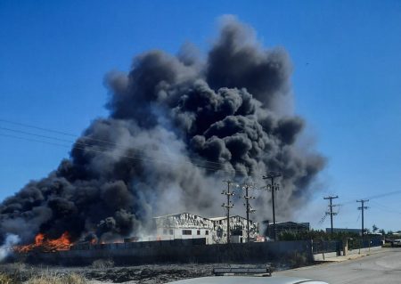 Φωτιά στη Ριτσώνα – Εκρήξεις σε εργοστάσιο