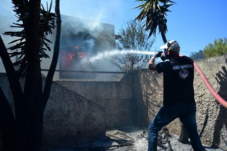 Φωτιά στη Σταμάτα: Νεκρός ο 45χρονος που έπαθε ανακοπή – Ανοιχτό το ΟΑΚΑ για τους πυρόπληκτους