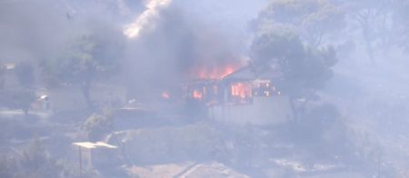 Φωτιά στην Κερατέα: Εχουν καεί σπίτια λέει ο αντιδήμαρχος Λαυρεωτικής