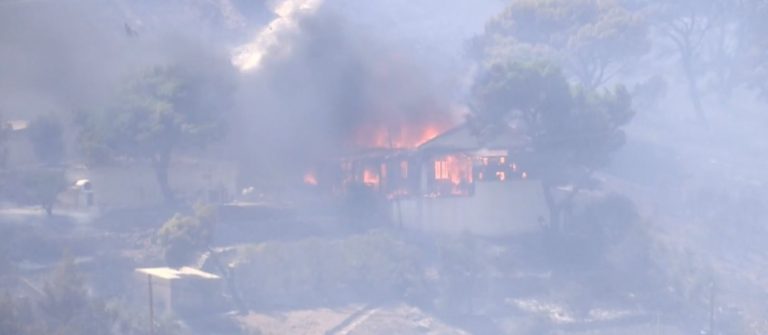 Φωτιά στην Κερατέα: Εχουν καεί σπίτια, λέει ο αντιδήμαρχος Λαυρεωτικής