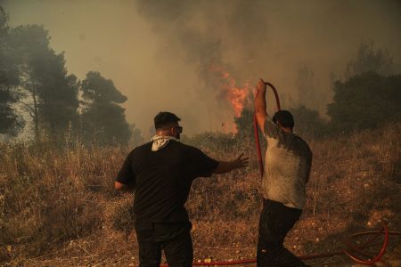 Φωτιά στη Σταμάτα: «Οδηγός ντυμένος πυροσβέστης πέταγε γκαζάκια»