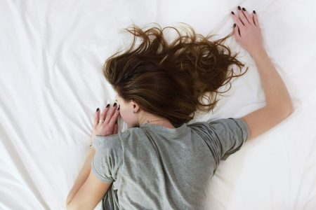 Έξι tips για να κοιμηθείτε ενώ έχει ζέστη