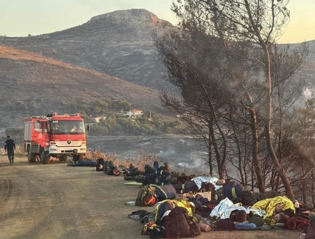 Φωτιά στην Κερατέα: Συγκλονίζει η φωτογραφία με τους εξαντλημένους πυροσβέστες