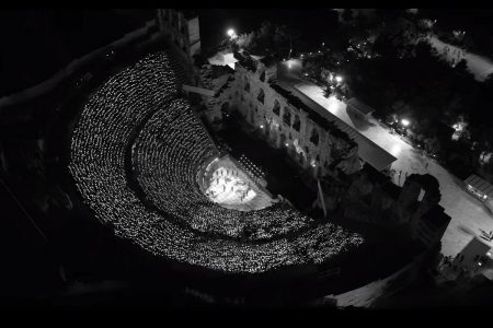 Coldplay: Το υπέροχο βίντεο κλιπ στο Ηρώδειο για το feelslikeimfallinginlove