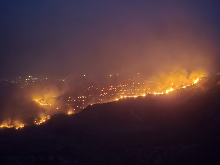 Φωτιές: Σκληρή μάχη με τις φλόγες σε Κω και Χίο, Κρήτη- Εκκενώσεις, 6 τραυματίες