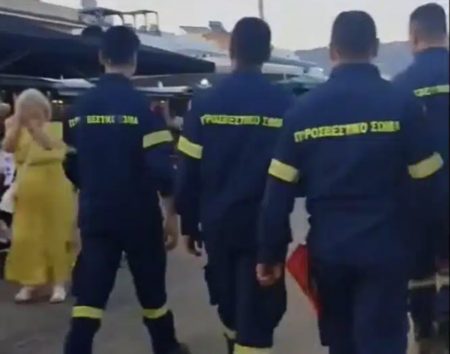 Φωτιά στην Κω: Πυροσβέστες δέχονται τα χειροκροτήματα των κατοίκων [Βίντεο]