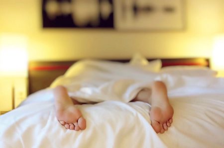 Υπνος: Από τι κινδυνεύεις αν κοιμάσαι με ανοιχτό φως – Νέα έρευνα