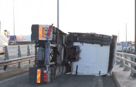 Ανατροπή φορτηγού στην Πέτρου Ράλλη – Εξαφανίστηκε ο οδηγός