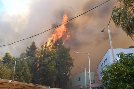 Φωτιά στην Πάτρα – Ηχησε 112 – Εκκενώνεται το Καραμανδάνειο Νοσοκομείο [βίντεο, εικόνες]
