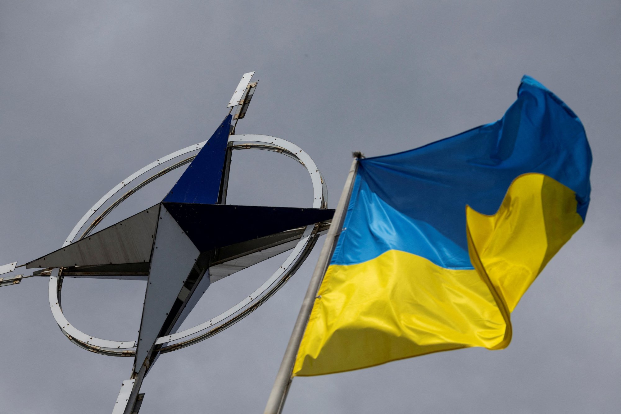 ΗΠΑ – Γερμανία: Σθεναρά αντίθετοι στην πρόωρη ένταξη της Ουκρανίας στο NATO