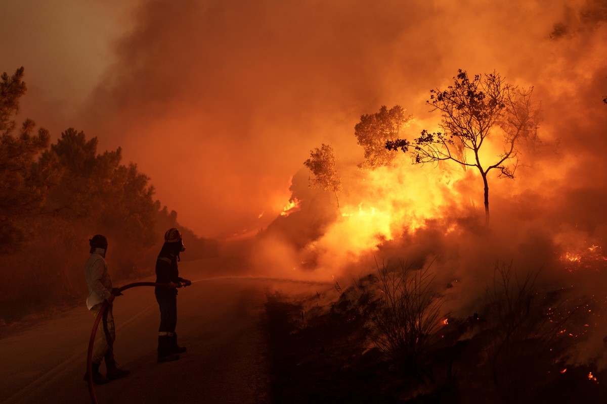 Φωτιά στην Κορινθία: Χωρίς μεγάλο μέτωπο, αλλά με εστίες – Στην περιοχή ο Κικίλιας