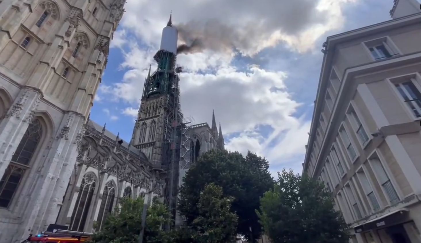 Γαλλία: Φωτιά στον καθεδρικό της Ρουέν