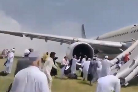 Πακιστάν: Στιγμές αγωνίες για επιβάτες πτήσης – Πήρε φωτιά τροχός