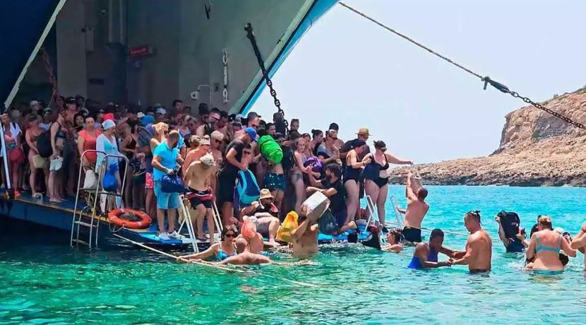 Μπάλος: Τουρίστες αποβιβάζονται από σκάφη με το νερό μέχρι τον λαιμό