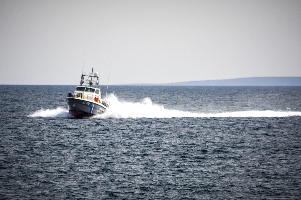 Ταχύπλοο με μετανάστες προσέκρουσε σε σκάφος του Λιμενικού – Τραυματίστηκε λιμενικός