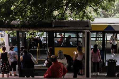 Λεωφορεία: Η μάχη της καρέκλας, οι καθυστερήσεις και ο εκνευρισμός