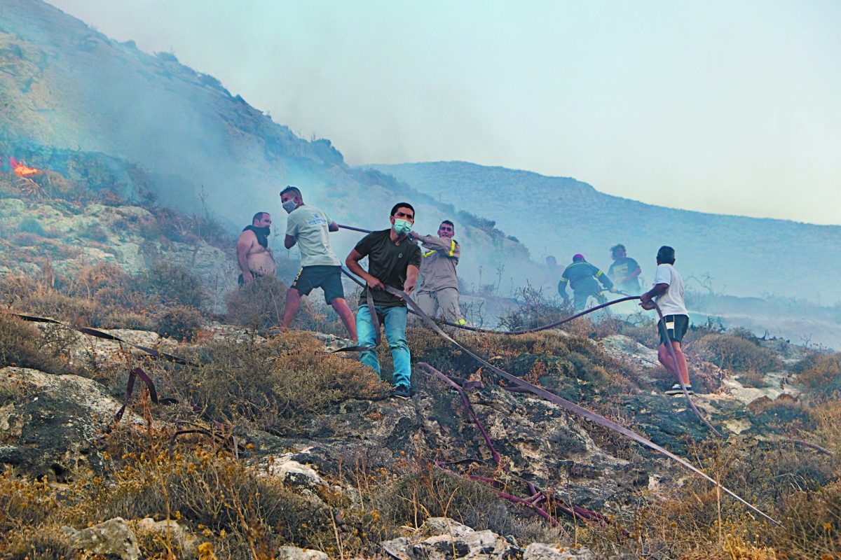 Πυρκαγιές: Nησιά ανοχύρωτα στον πόλεμο με τις φλόγες