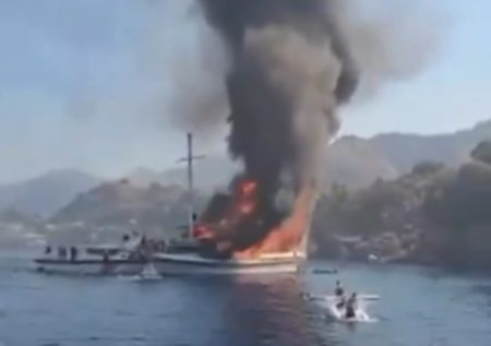 Συναγερμός στον Μαρμαρά: Τουριστικό σκάφος έπιασε φωτιά – Αγωνία για 110 επιβάτες