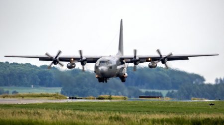 Κεφαλονιά: C-130 καθηλώθηκε στο αεροδρόμιο μετά από πρόσκρουση σε κολώνα