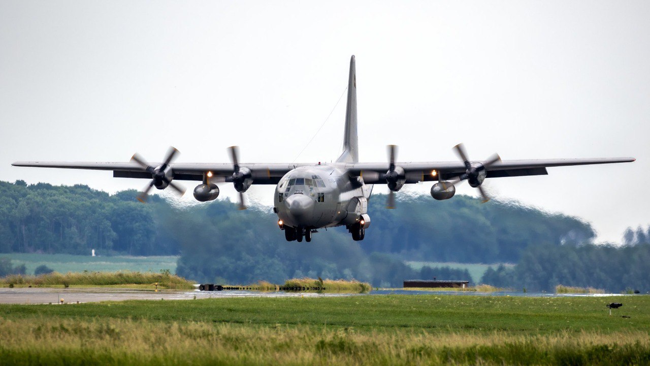 Κεφαλονιά: C-130 καθηλώθηκε στο αεροδρόμιο μετά από πρόσκρουση σε κολώνα