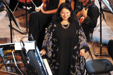 Ντόρα Μπακοπούλου: «Η καλή μουσική προστατεύει τους νέους από την ευτέλεια»