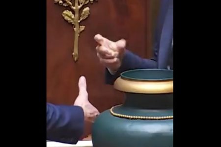 Πέτρα, ψαλίδι, χαρτί: Γάλλος βουλευτής δεν ήθελε να χαιρετίσει ακροδεξιό