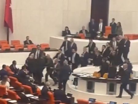 Τουρκία: Ξύλο μεταξύ βουλευτών στην τουρκική Εθνοσυνέλευση