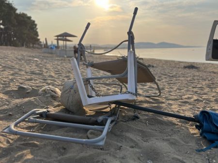Δήμος Πολυγύρου απομακρύνει παράνομες ξαπλώστρες από την παραλία Καλυβών